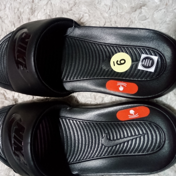 Nike Men's Victori One Slide Sandals in Black/Black Size 9 - Picture 2 of 3